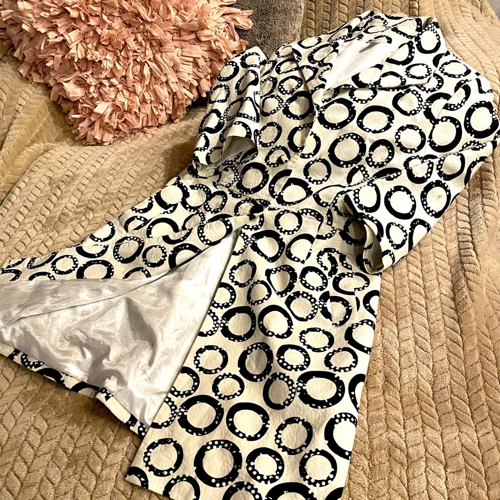 White and Black Circles, Quarter Sleeve Dress Coat (M)